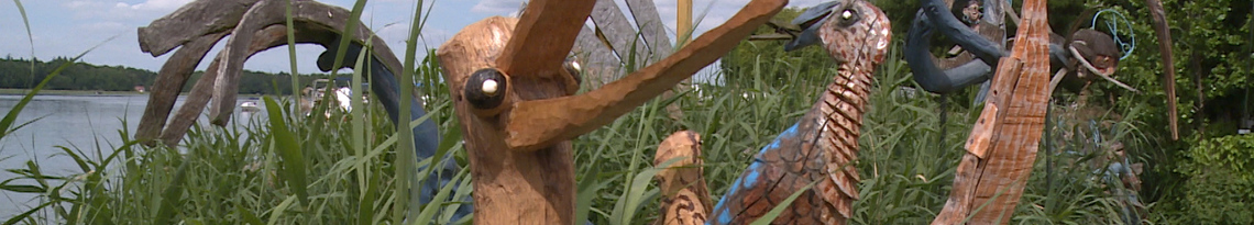 Hintergrundbild mit Wasservogel-Skulpturen